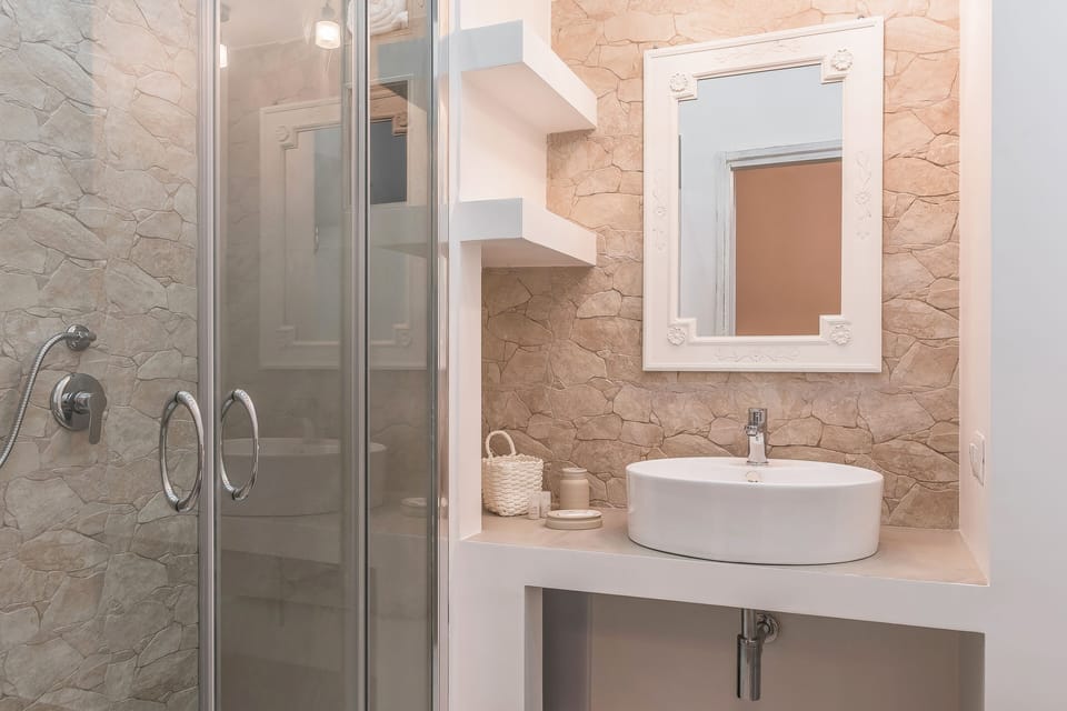 Comfort Double Room, Ensuite (Cicerenella) | Bathroom | Shower, free toiletries, hair dryer, bidet