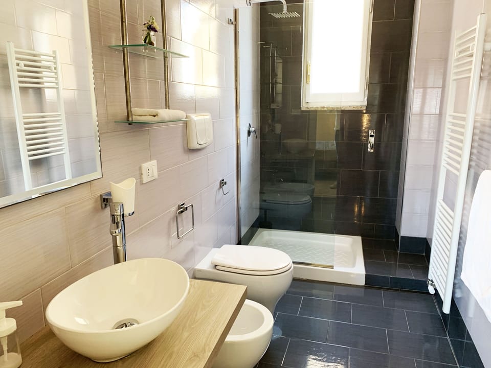 Comfort Triple Room (Piazza Mazzini, 56) | Bathroom | Hair dryer, bidet, towels