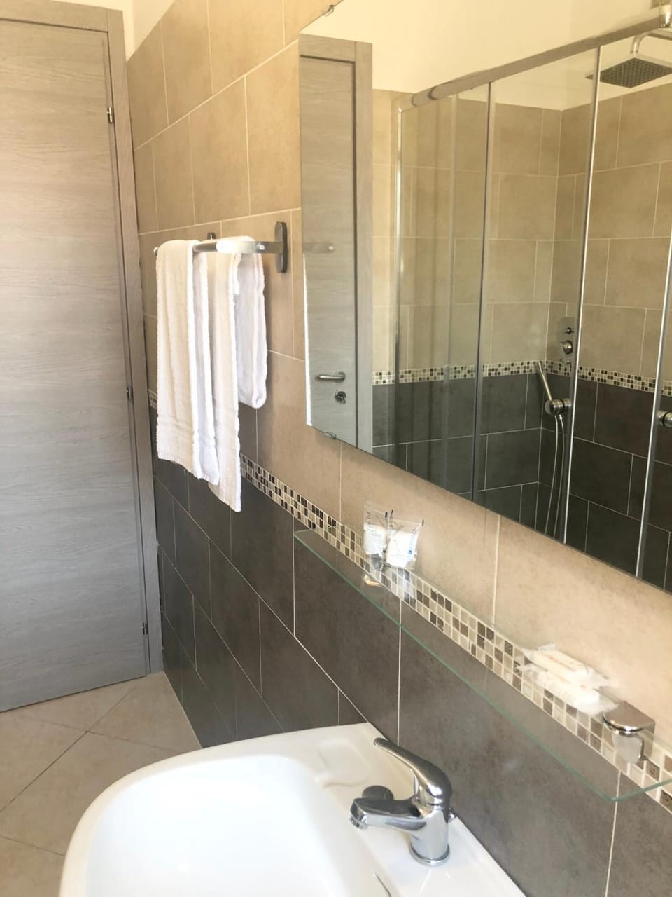 Shower, free toiletries, bidet
