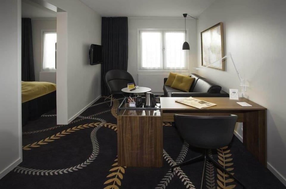 Junior Suite, 1 King Bed, Non Smoking, Bathtub (with Sofabed) | In-room safe, desk, blackout drapes, iron/ironing board