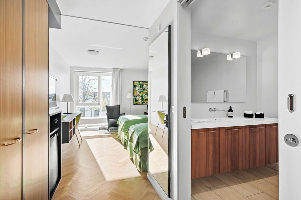 Business Room, 2 Twin Beds, Non Smoking | In-room safe, desk, blackout drapes, iron/ironing board
