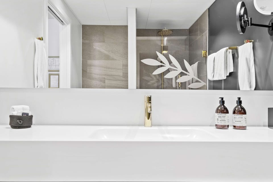 Executive Room, 2 Twin Beds, Non Smoking | Bathroom | Free toiletries, hair dryer, heated floors, towels