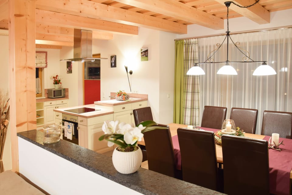 Traditional Chalet, 3 Bedrooms, Mountain View | In-room dining