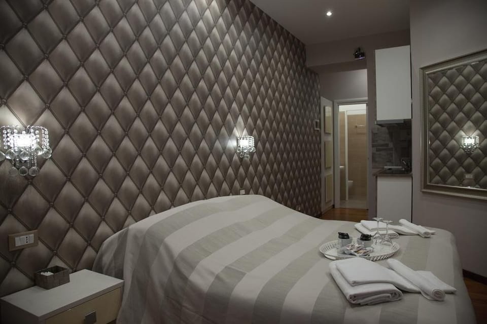 Studio (Coliseum view) | Minibar, in-room safe, desk, blackout drapes
