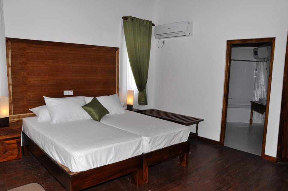 Desk, soundproofing, rollaway beds, free WiFi