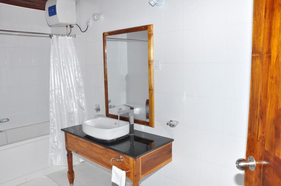 Combined shower/tub, free toiletries, towels