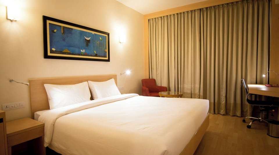 Standard Queen Room | Minibar, in-room safe, desk, blackout drapes
