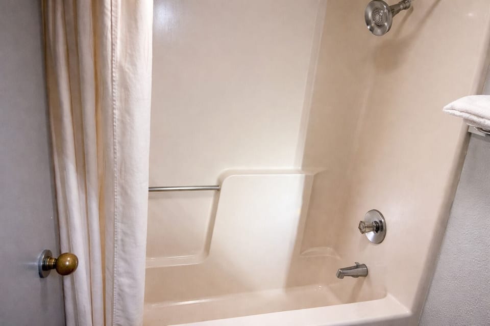 Combined shower/tub, free toiletries