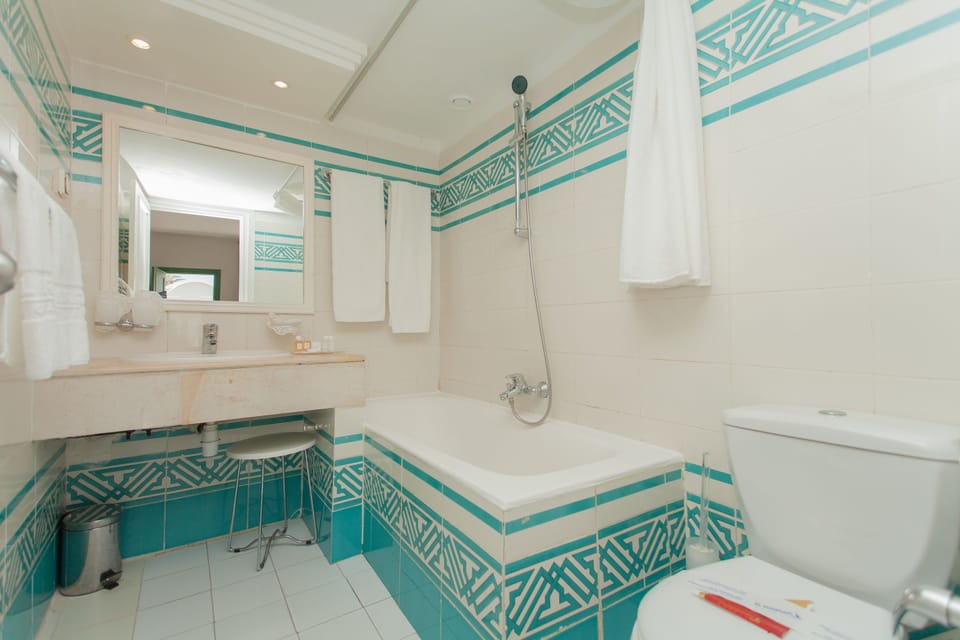 Bathtub, free toiletries, towels