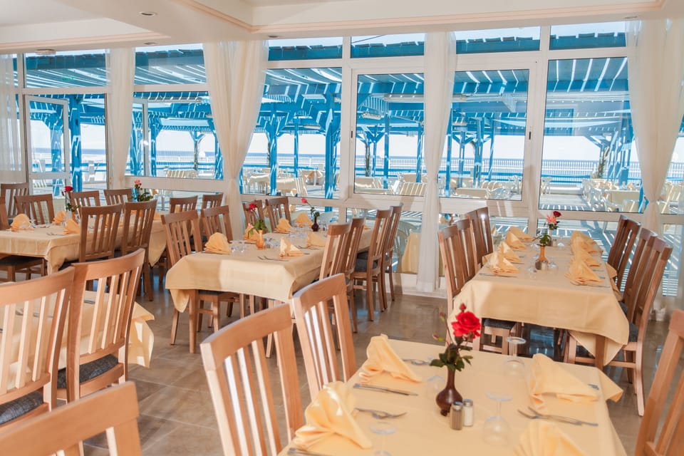 2 restaurants; breakfast, lunch, and dinner served
