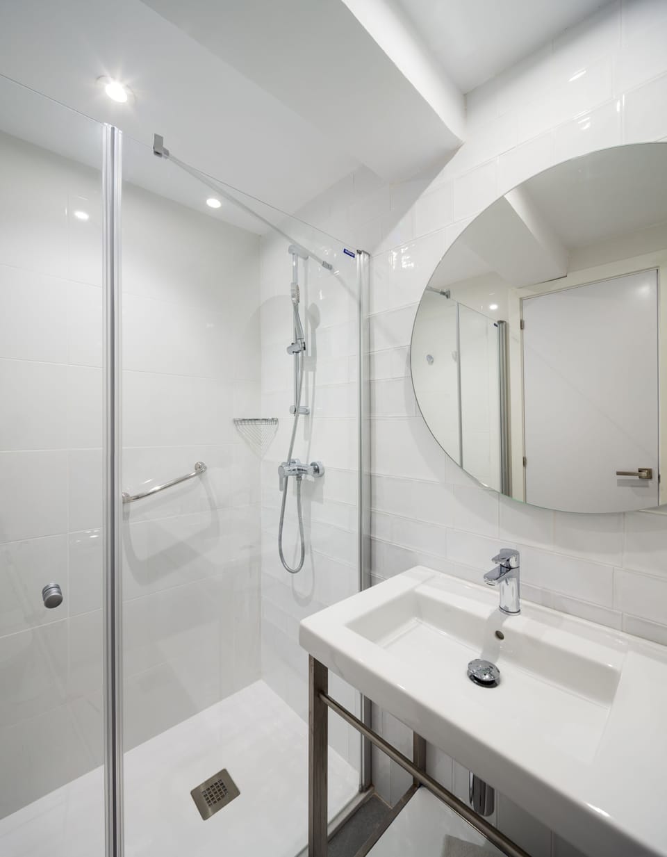 Superior Twin Room, Balcony | Bathroom | Shower, free toiletries, hair dryer, towels