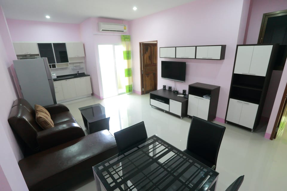 Suite 2 Bedroom | Desk, free WiFi