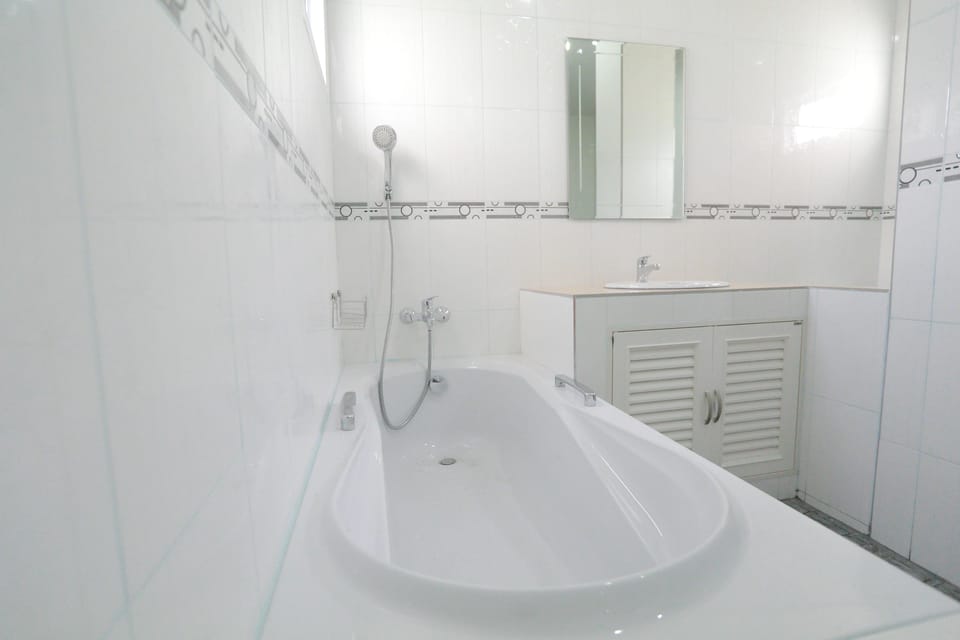 Suite 2 Bedroom | Bathroom | Free toiletries, towels