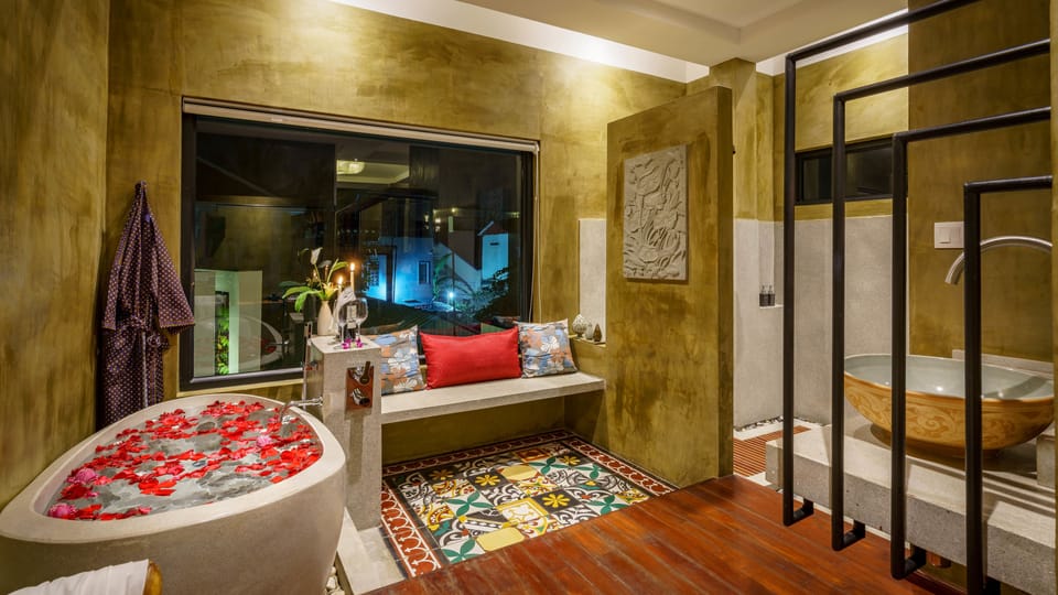 Suite | Bathroom | Separate tub and shower, jetted tub, free toiletries, slippers