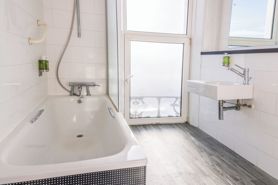 Standard Room, 1 King Bed, Non Smoking, Sea View | Bathroom | Free toiletries, hair dryer, towels