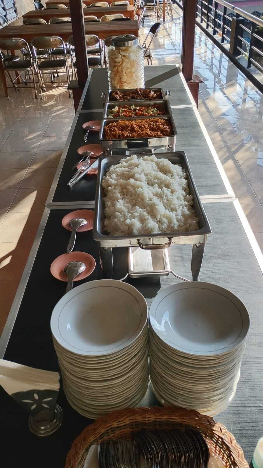 Breakfast, lunch and dinner served
