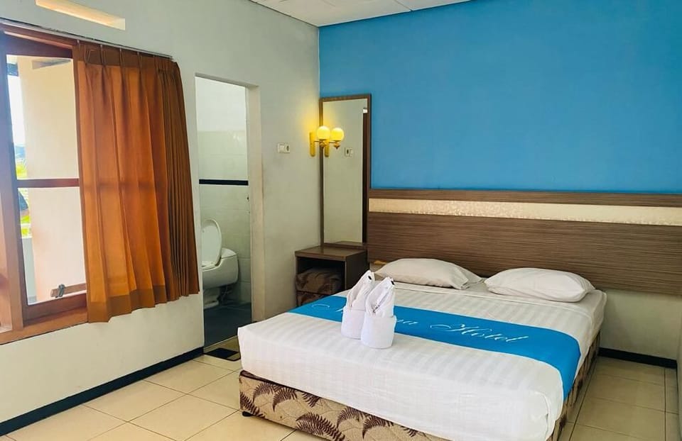 Deluxe Room | Desk, free WiFi