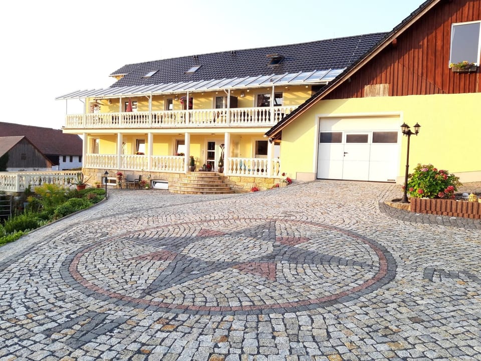 Entrance / Reception