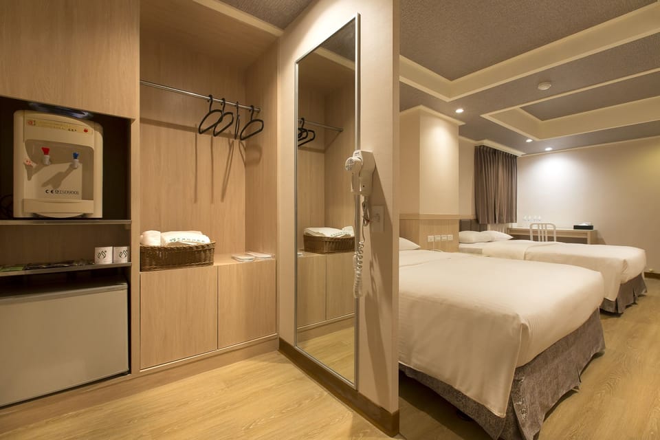 Business Quadruple Room | Egyptian cotton sheets, premium bedding, down comforters, pillowtop beds
