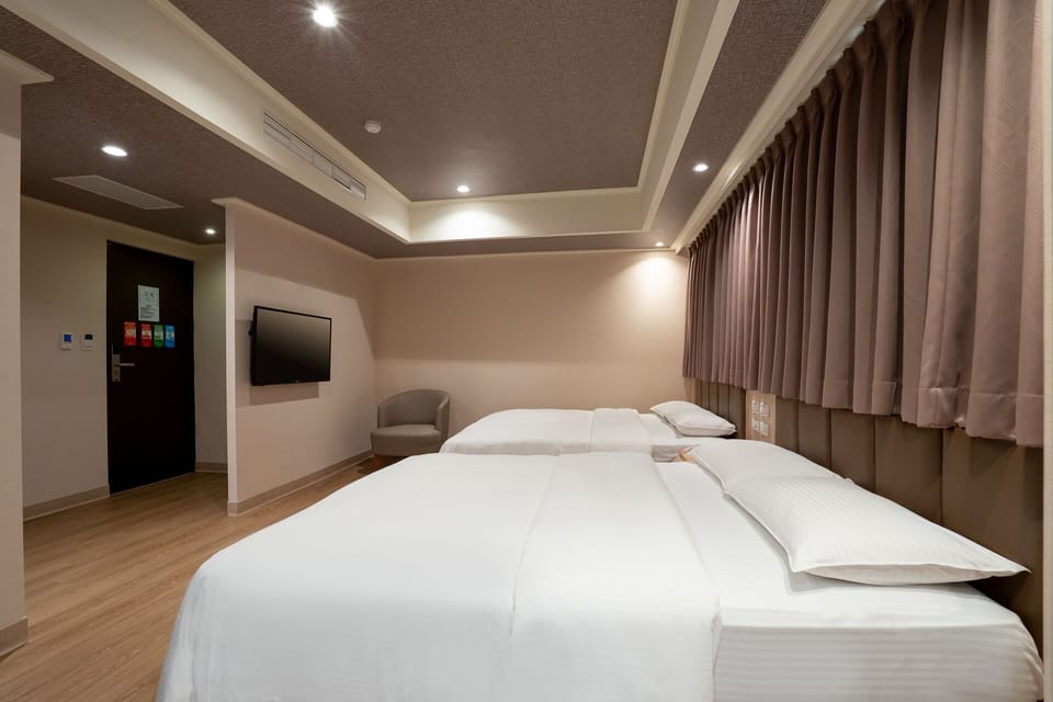 Egyptian cotton sheets, premium bedding, down comforters, pillowtop beds