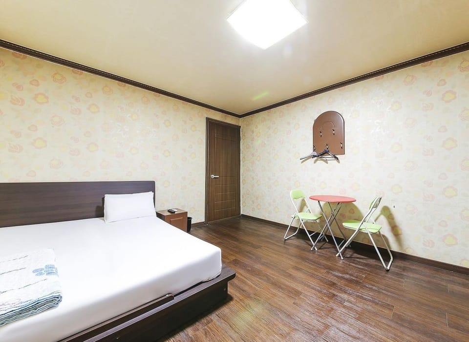 Double Room (Large) | Desk, soundproofing, free WiFi, bed sheets