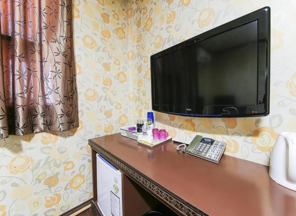 Desk, soundproofing, free WiFi, bed sheets