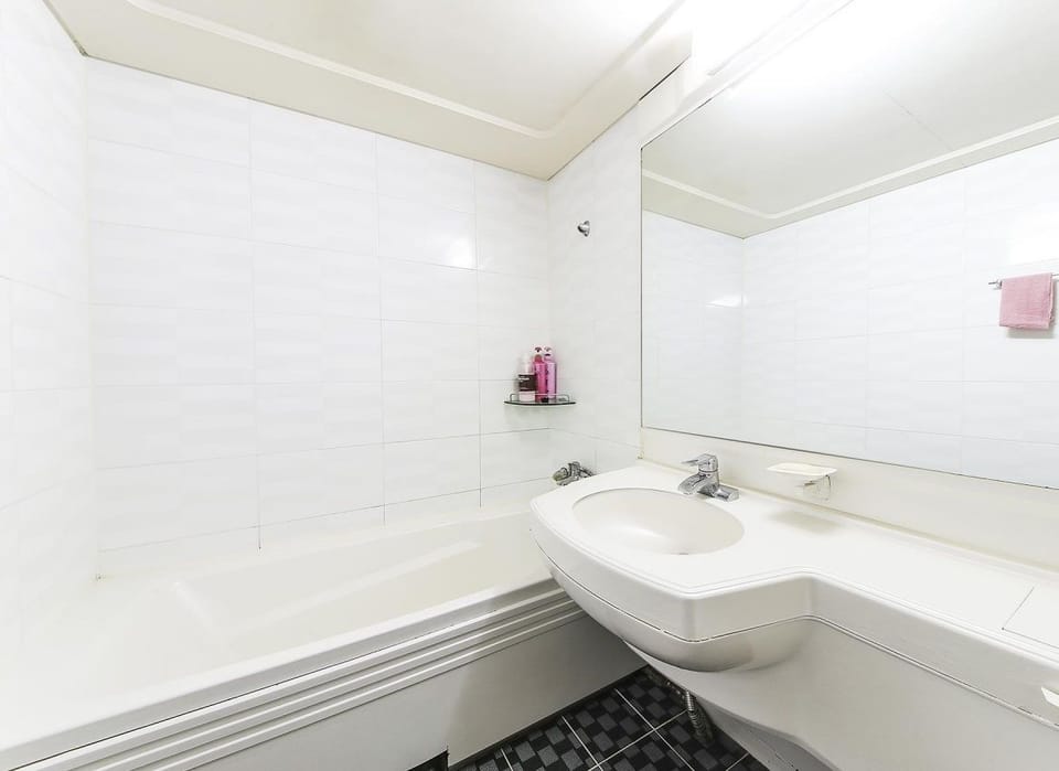Double Room (Large) | Desk, soundproofing, free WiFi, bed sheets