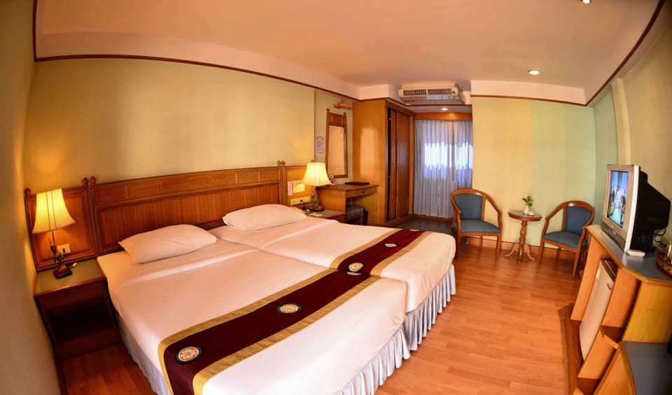 Standard Twin Room | Minibar, in-room safe, desk, free WiFi