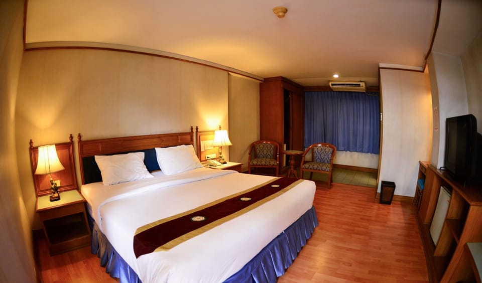 Standard Twin Room | Minibar, in-room safe, desk, free WiFi