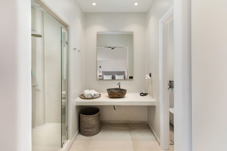 Superior Double Room (Classic) | Bathroom sink