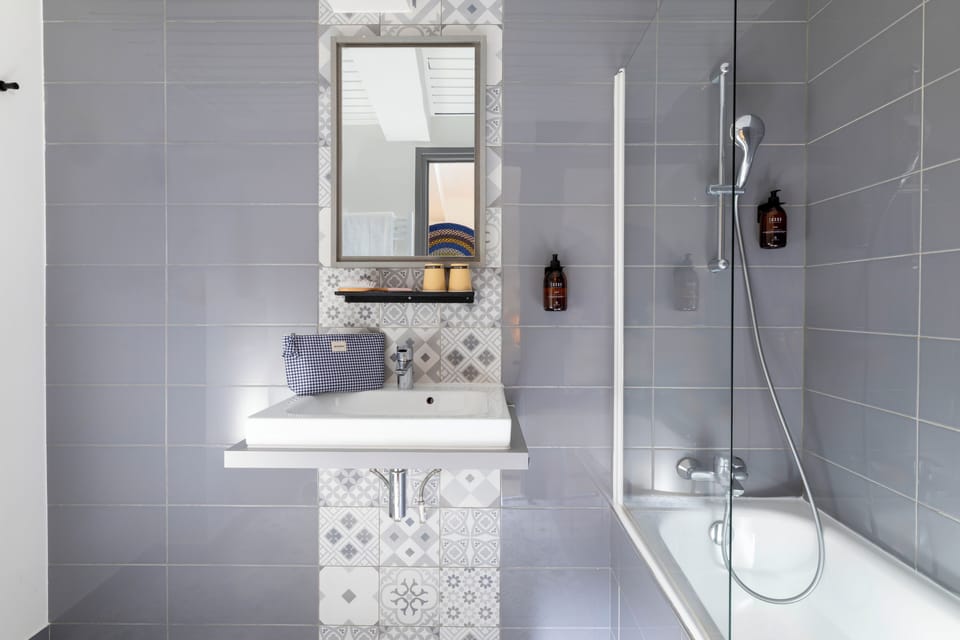 Twin Room | Bathroom | Free toiletries, hair dryer, towels, soap