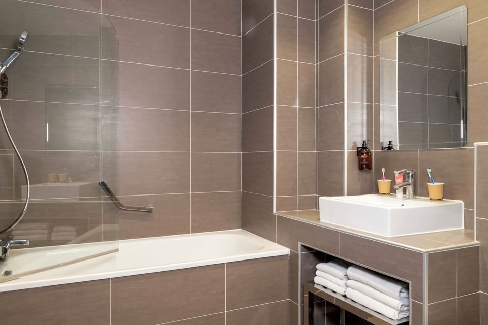 Triple Room | Bathroom | Free toiletries, hair dryer, towels, soap