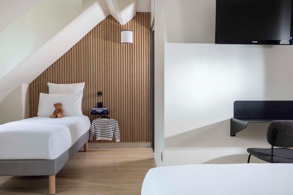 Triple Room | Desk, blackout drapes, soundproofing, iron/ironing board