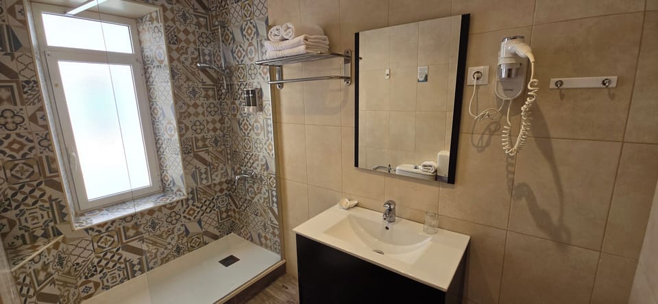 Twin Room | Bathroom | Shower, free toiletries, hair dryer, towels