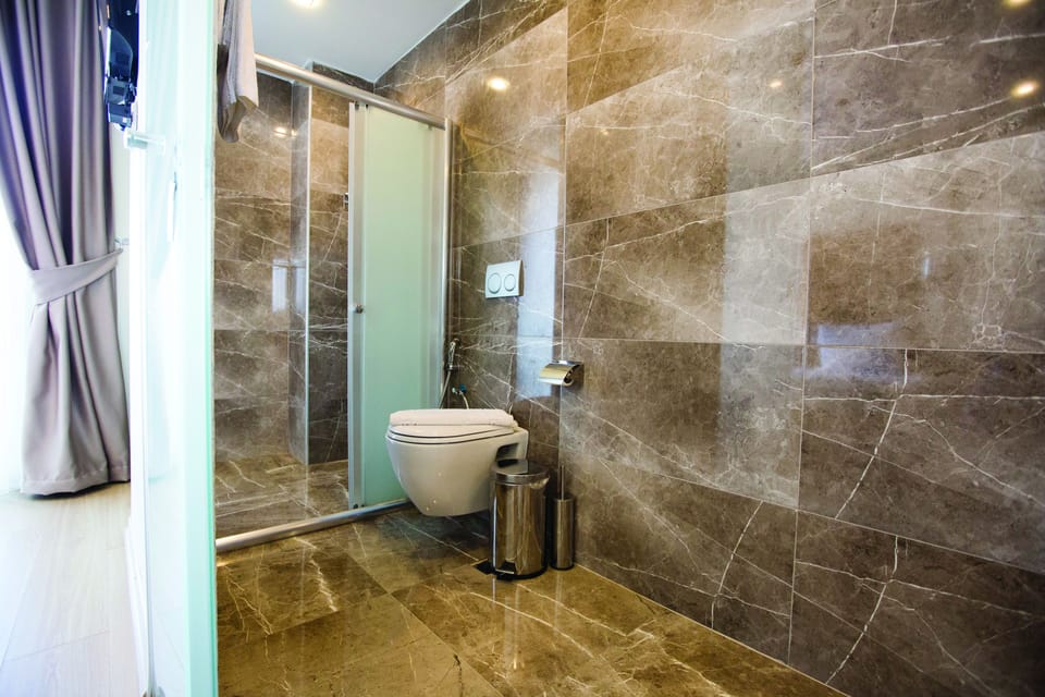 Deluxe Suite, 2 Bedrooms, Sea View | Bathroom | Shower, free toiletries, hair dryer, slippers