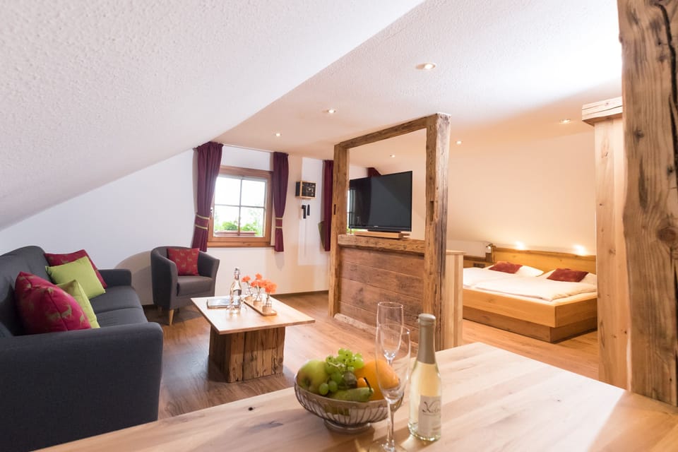 Junior Suite | Living area | Flat-screen TV