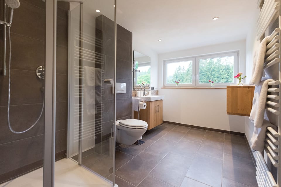Junior Suite | Bathroom | Shower, free toiletries, towels, soap