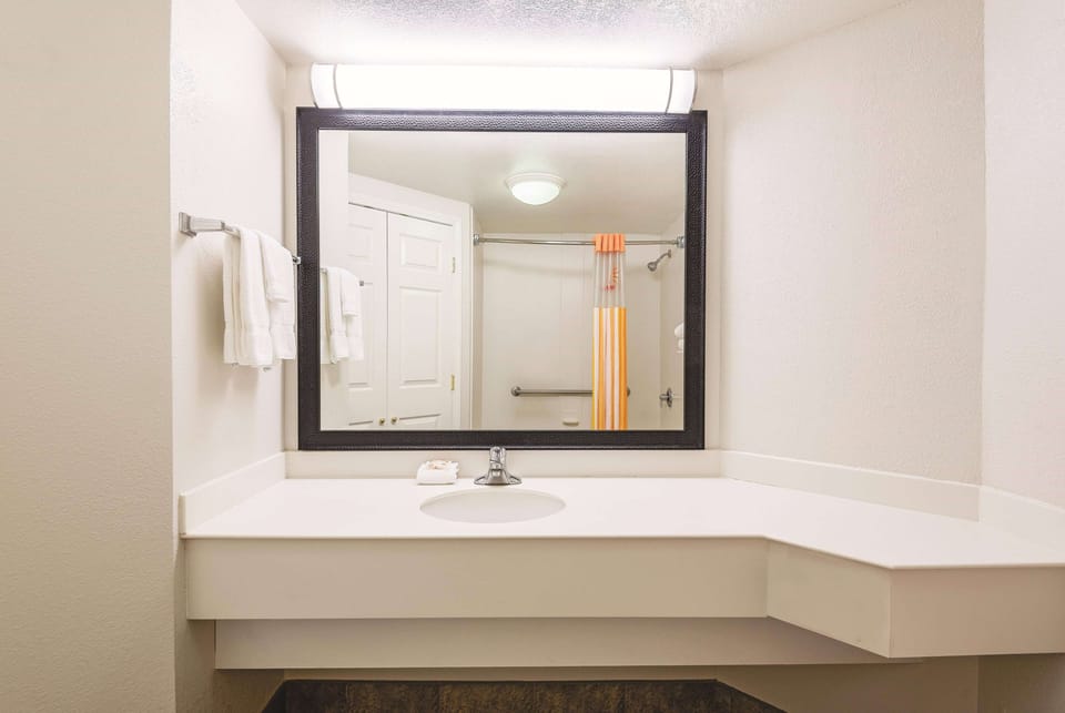 Studio Suite, 1 King Bed, Non Smoking | Bathroom | Combined shower/tub, free toiletries, hair dryer, towels