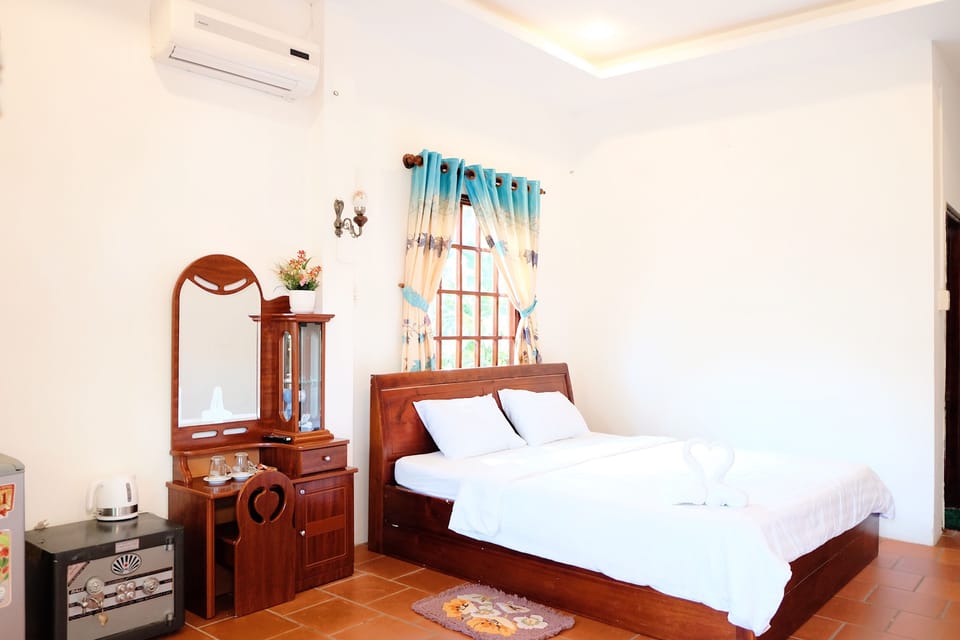 Bungalow, 1 Queen Bed | In-room safe, desk, blackout drapes, free WiFi