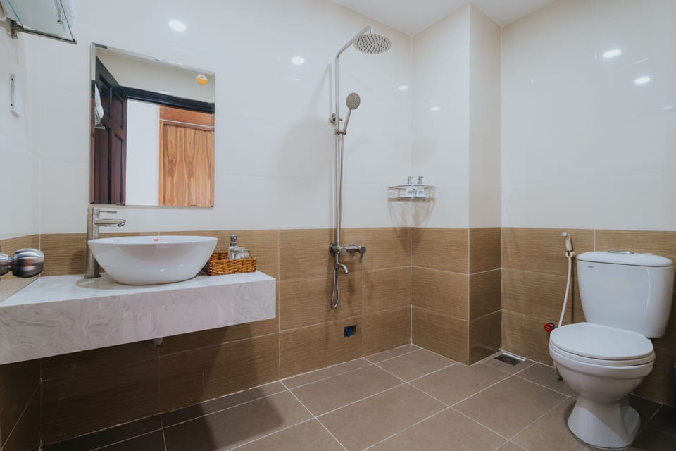 Shower, rainfall showerhead, free toiletries, hair dryer