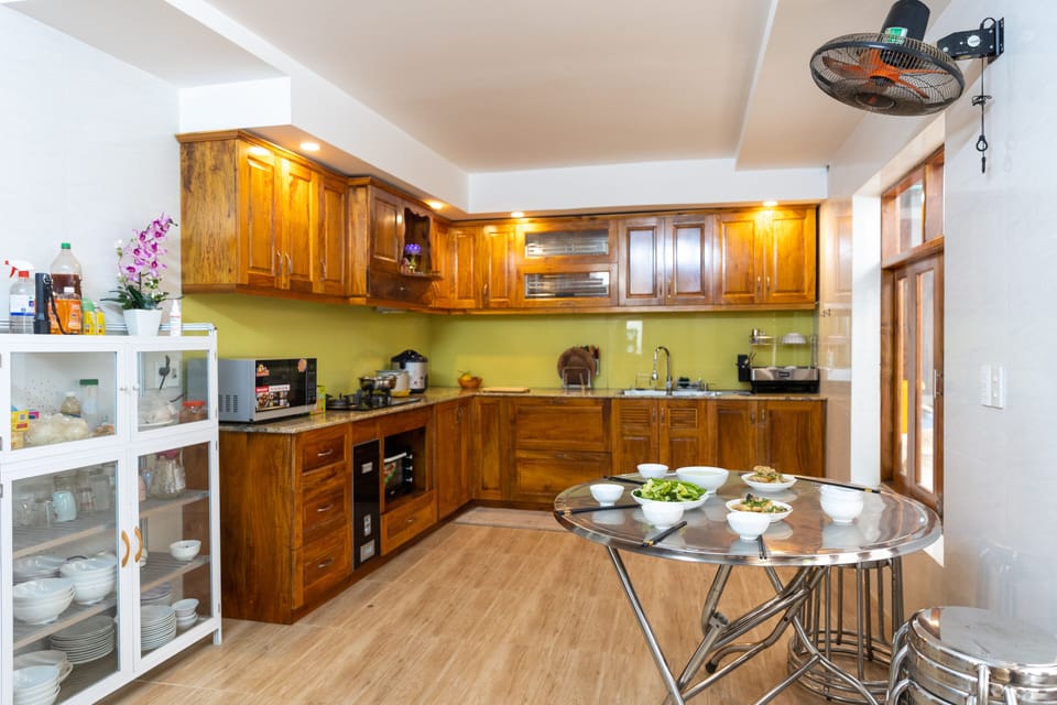 Family Quadruple Room | Shared kitchen facilities | Microwave, oven