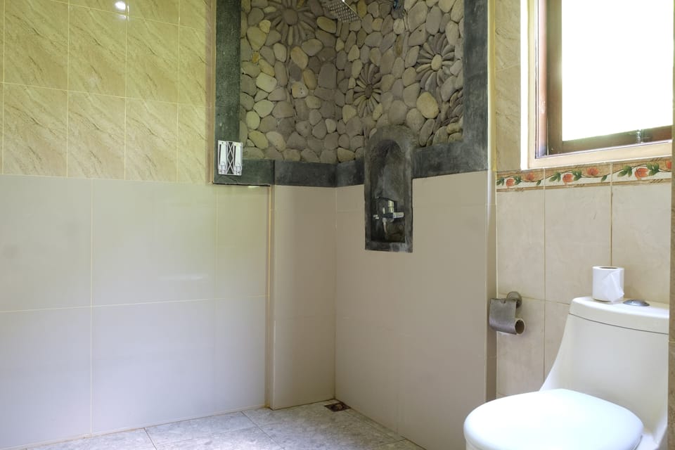 Deluxe Room | Bathroom | Combined shower/tub, deep soaking tub, free toiletries, bidet