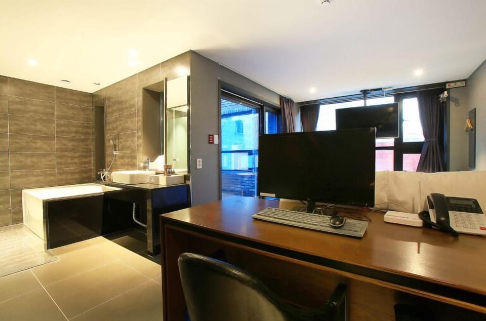 Luxury Studio Suite | Premium bedding, desk, free WiFi