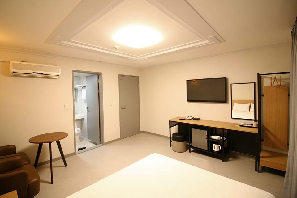 Double Room | Desk, free WiFi, bed sheets