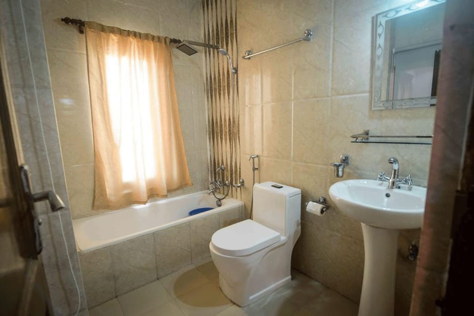 Standard Room, 1 Bedroom | Bathroom | Shower, free toiletries, towels