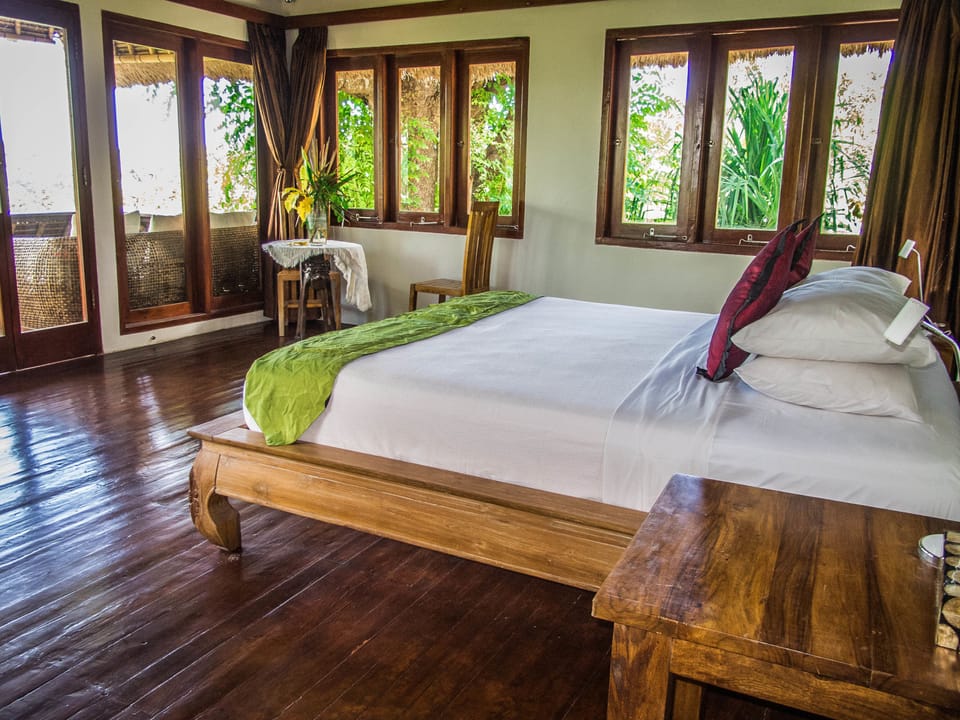 Deluxe Double Room, Balcony, Sea View | Minibar, rollaway beds, free WiFi, bed sheets