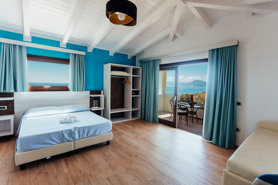 Superior Double Room, Balcony, Sea View | Minibar, in-room safe, bed sheets