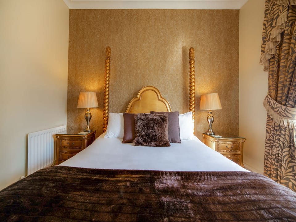 Deluxe Suite, 1 Double Bed | Desk, iron/ironing board, free WiFi, bed sheets