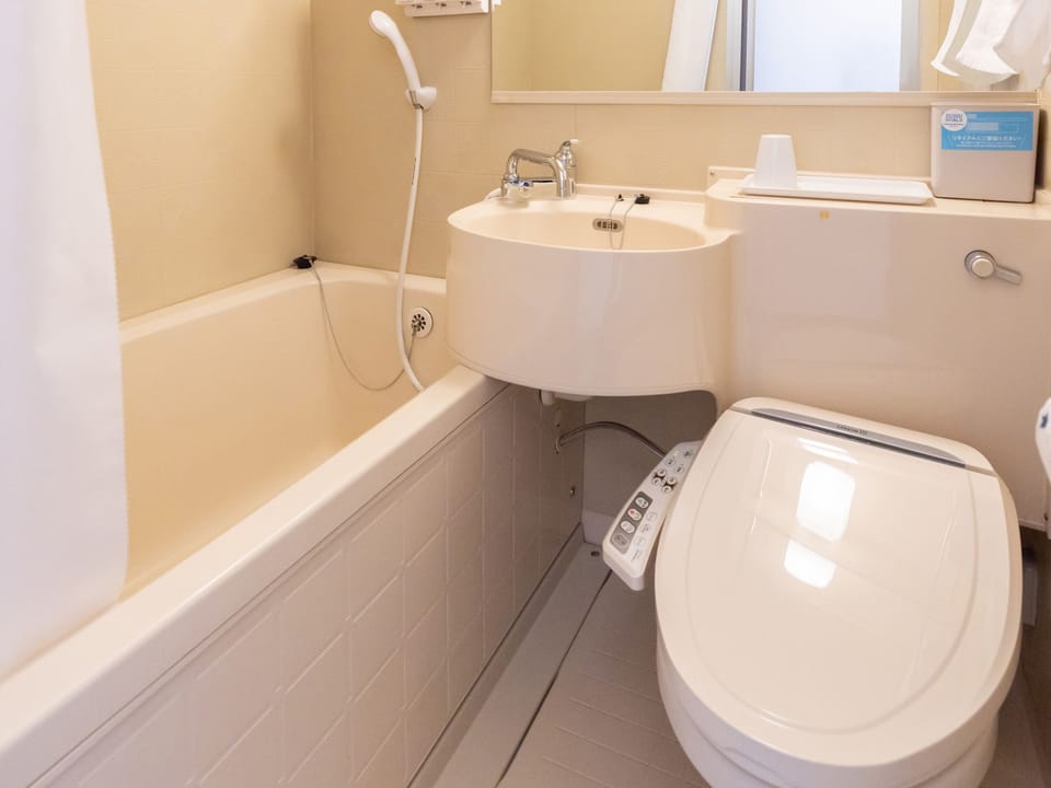 Combined shower/tub, deep soaking tub, free toiletries, hair dryer