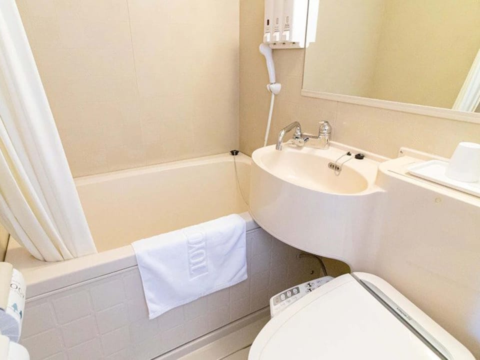 Combined shower/tub, deep soaking tub, free toiletries, hair dryer